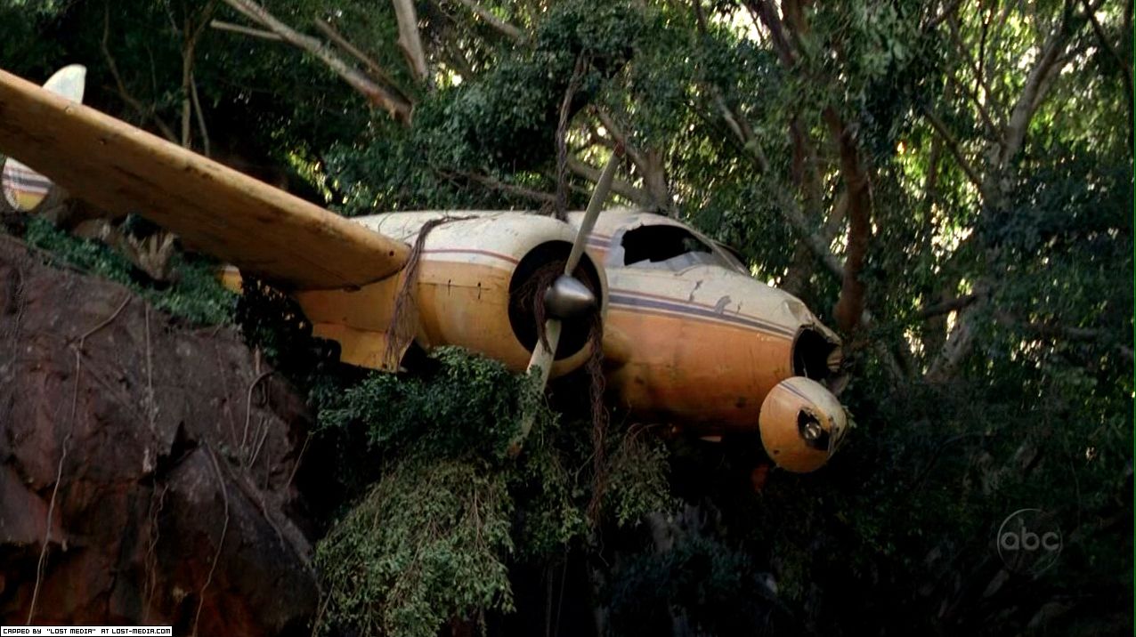 Остаться в машине. Бичкрафт лост. Самолет в сериале Lost. Бичкрафт из сериала лост. Бичкрафт остаться в живых.